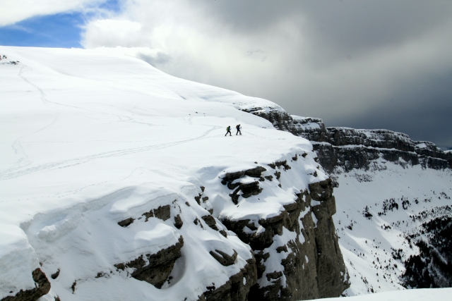  Snowshoeing 