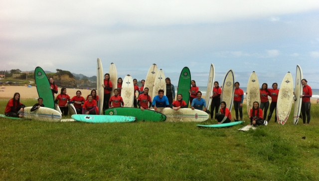 Los alumnos de la escuela de surf