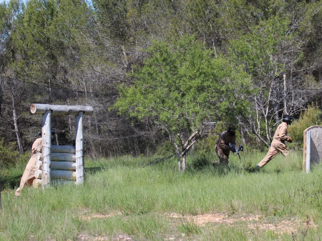 Corriendo hacia el interior del bosque