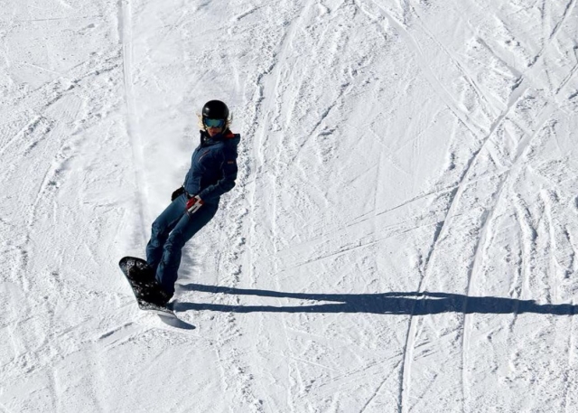 Going down the Alto Campoo slope with a snowboard 