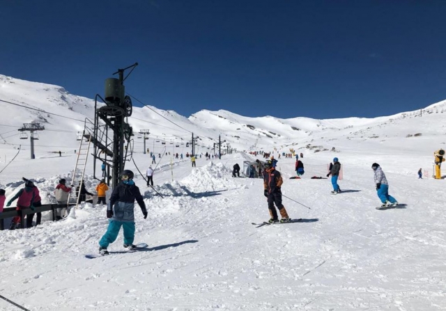  Snowboarding on the slopes of Alto Campoo 