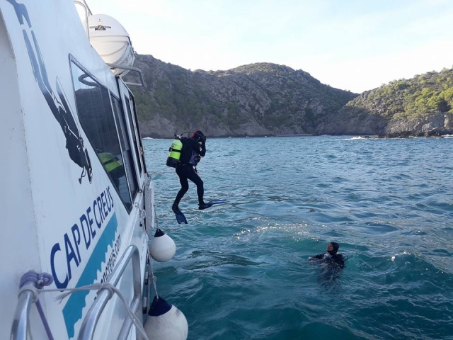  Sauter à l'eau depuis le bateau 