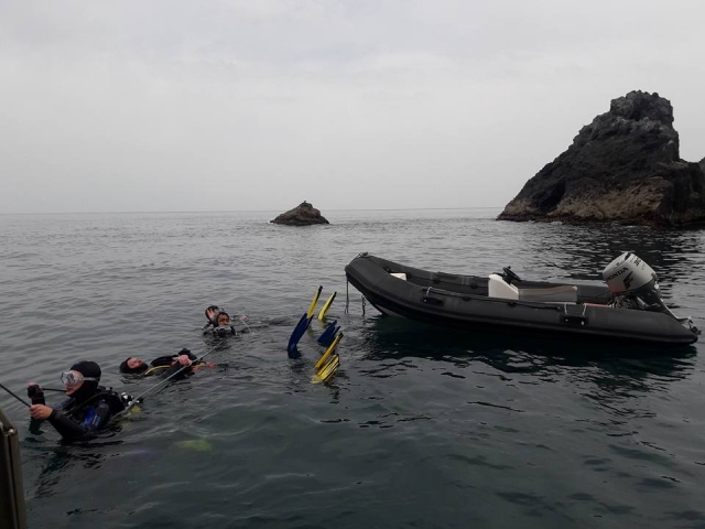  Plongeurs à côté du bateau