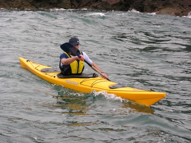  Pagayer dans un kayak jaune 