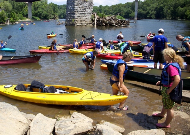  Prendre les kayaks depuis la rive 