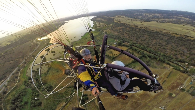  Emocionante vôo de paramotor 