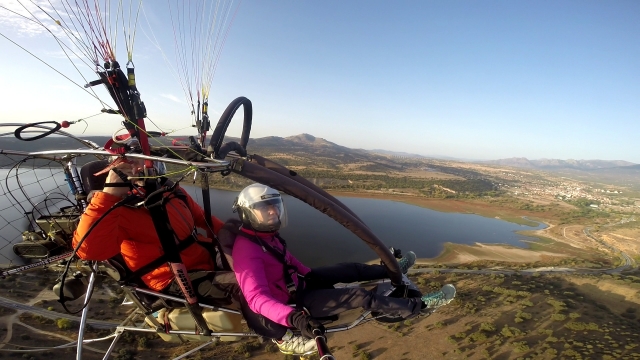 acompanhado por um piloto de paramotor experiente 