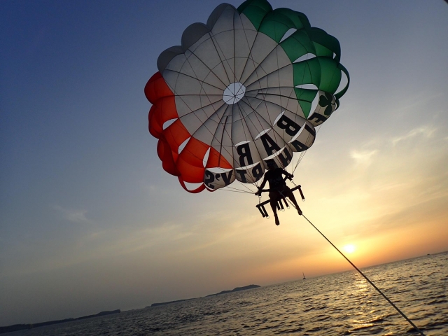 Parascending en Ibiza al atardecer