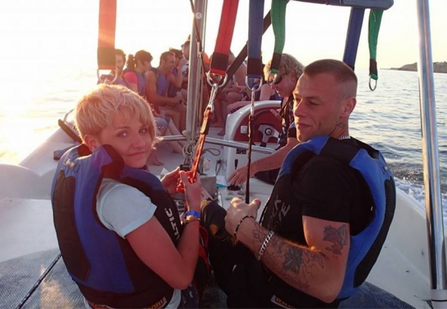 Pareja en el barco antes del vuelo