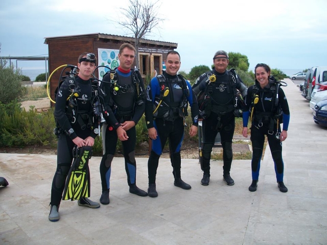  Divers prepared with the team 