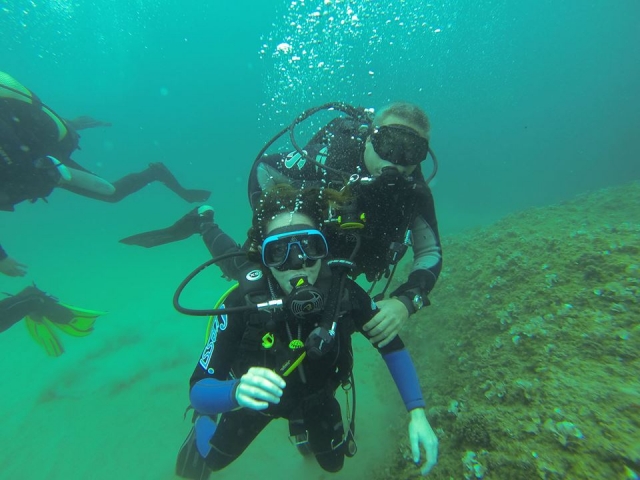  Assisting the new diver 
