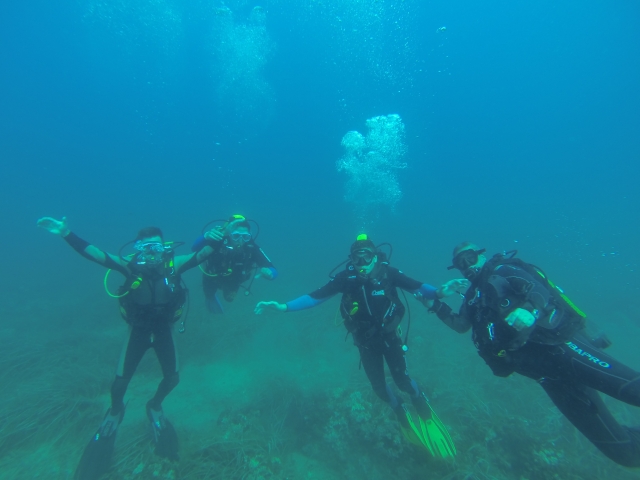  Opening arms underwater 