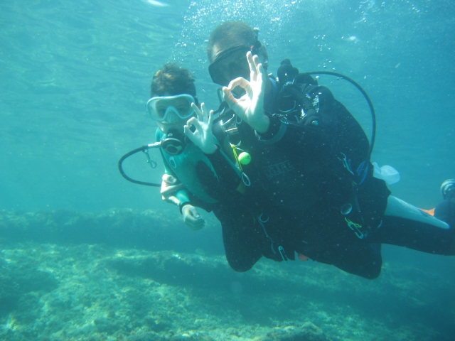  Divers communicating 