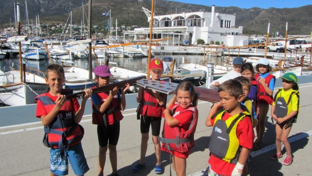  Schüler tragen das Material zum Hafen 