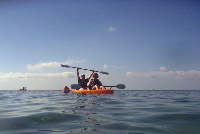 Saludando al otro kayak