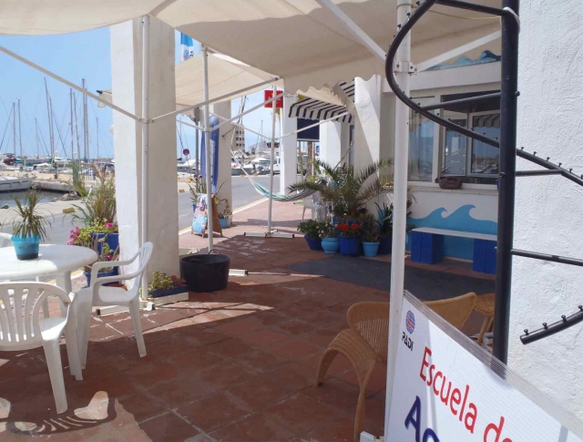 terraza aquatours almeria con el puerto de fondo