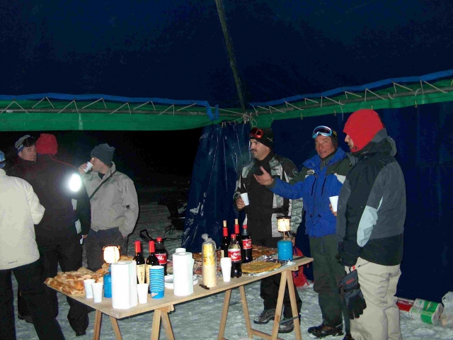 Cena tras ruta en moto de nieve