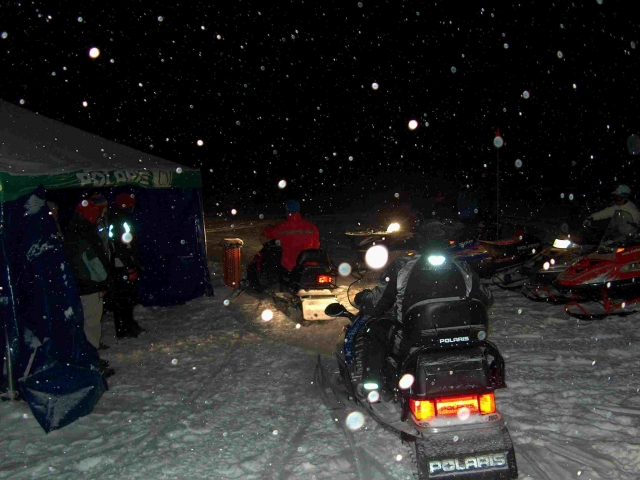 Salida en moto de nieve nocturna