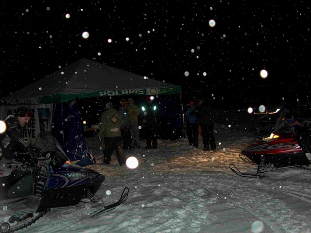 Ruta nocturna en moto de nieve 