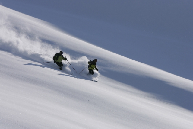 Descendiendo sobre nieve totalmente virgen