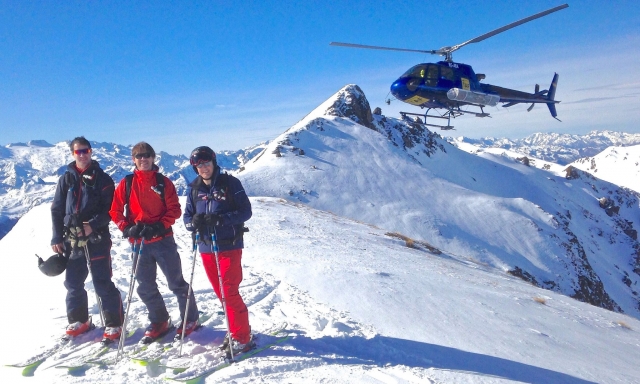 Grupo de esquí tras bajar del helicóptero