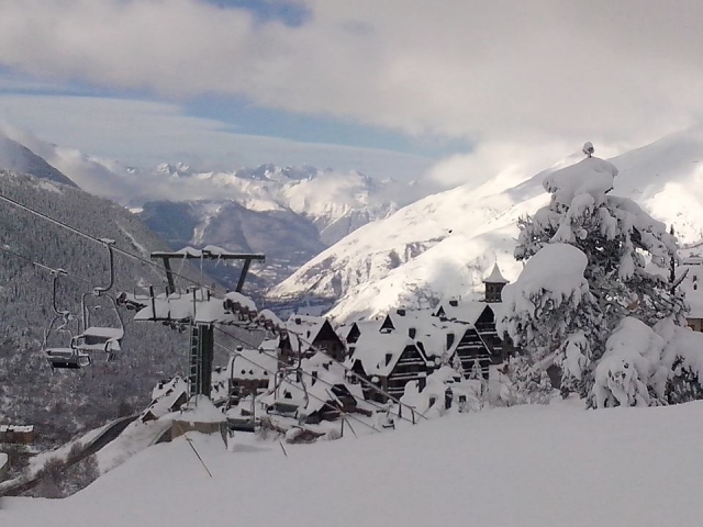  滑雪时欣赏美丽的冬季景色 