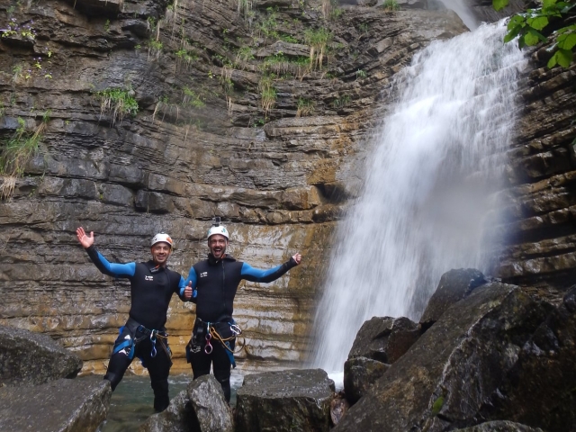  Amis avec la cascade 