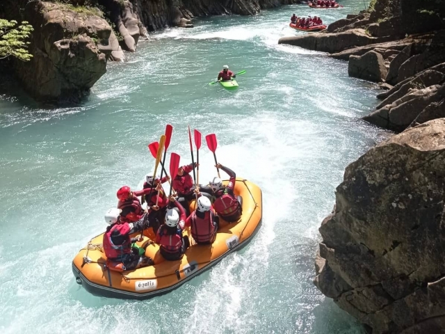  Rafting en groupe 