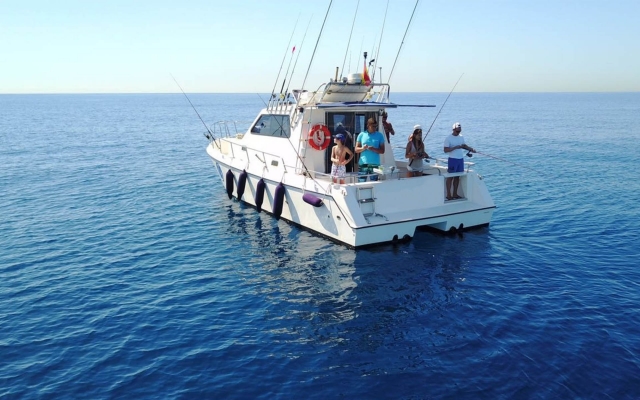 Charter de pesca listo para la experiencia