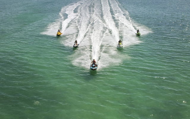 Pilotando una jet ski por el Mediterráneo