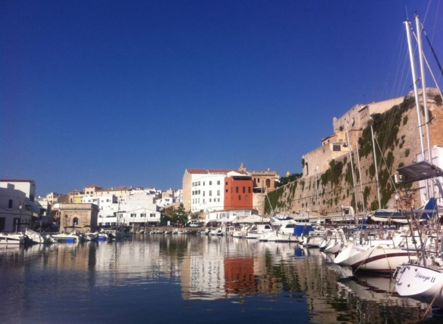 Barcos en el puerto de Menorca