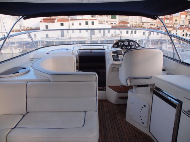 Interior del barco para alquilar en Menorca