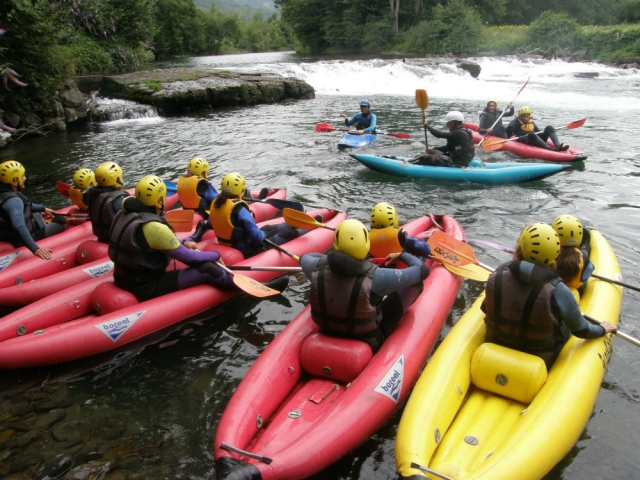 Instructor y alumnos kayaks