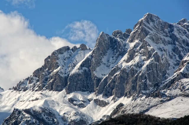Montanhas nevadas dos Picos de Europa