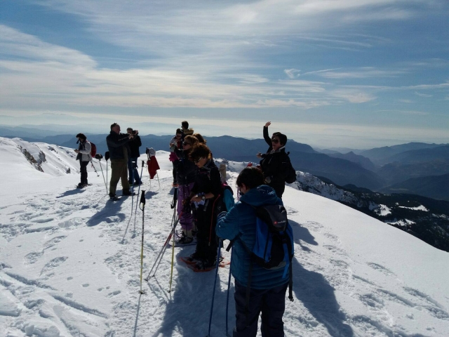 En la cima con raquetas de nieve