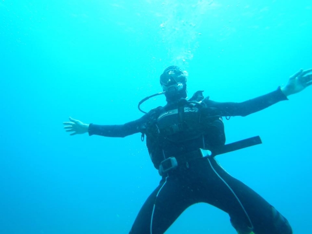  悬浮在水下