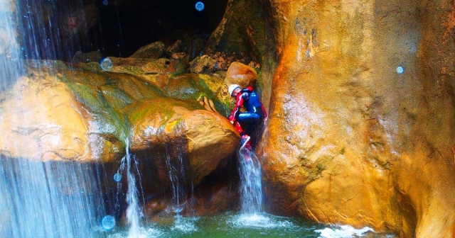 Escalando la roca en el barranco