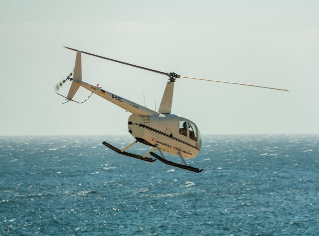 En helicoptero sobre el mar
