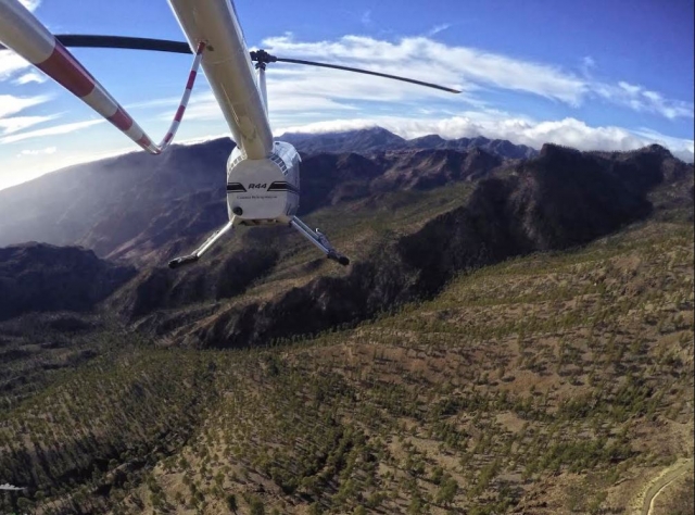 R44 volando en Canarias