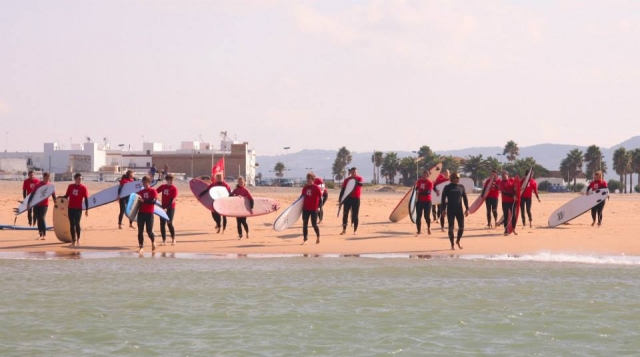  Étudiants entrant dans l'eau en même temps 