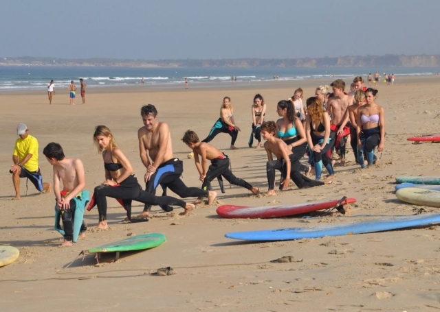 Estiramientos durante la clase de surf