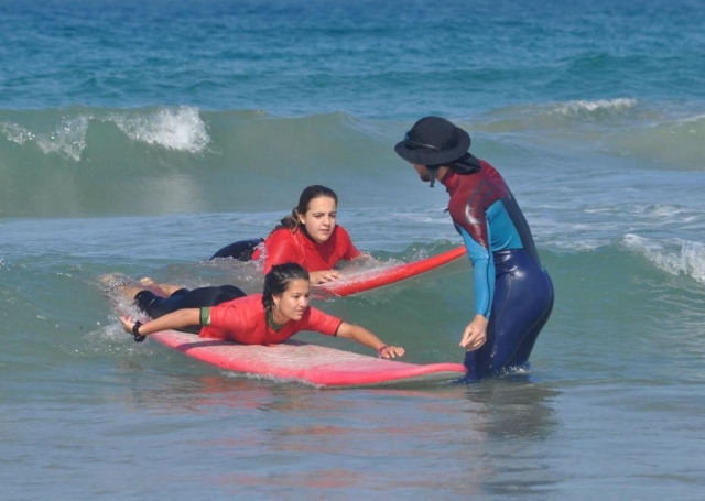 Instrucciones a las alumnas de surf en el agua