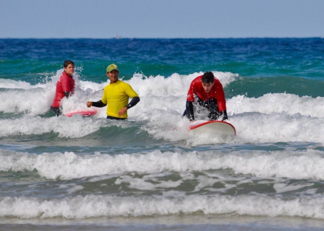 Instructor en el mar con sus alumnos