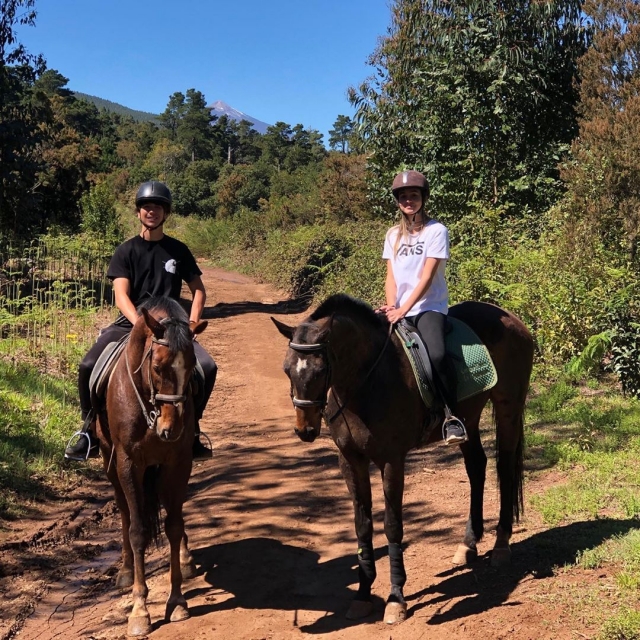 Pareja sobre los caballos