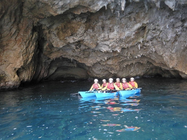 Bajo las rocas en los kayaks