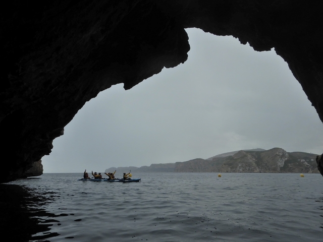 Entrando en la cueva con los kayaks