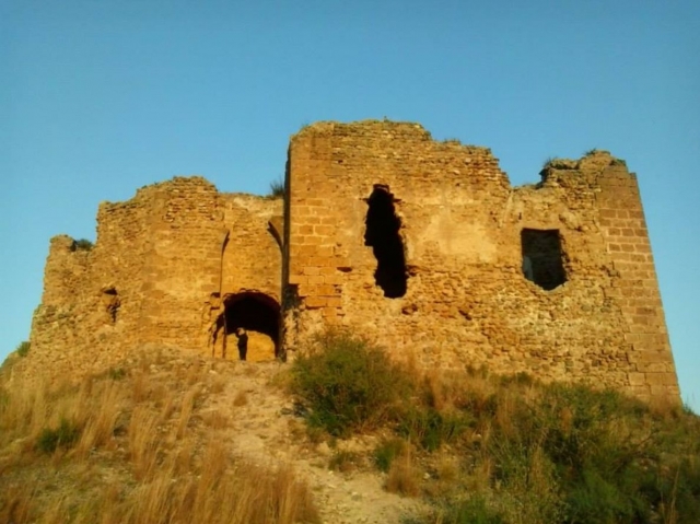 El sol cae sobre el castillo