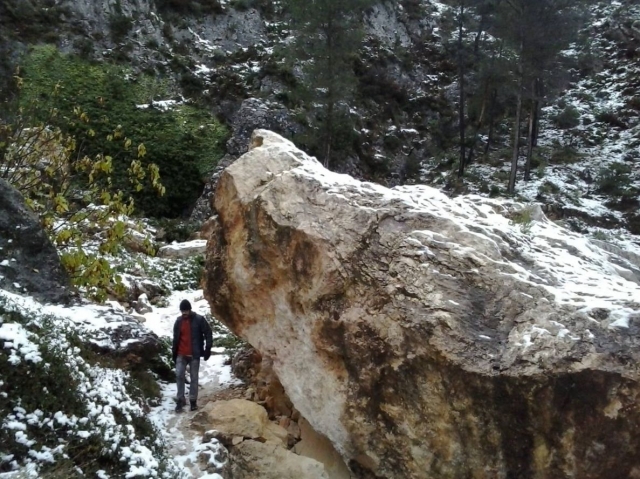 Pasando bajo la gran roca