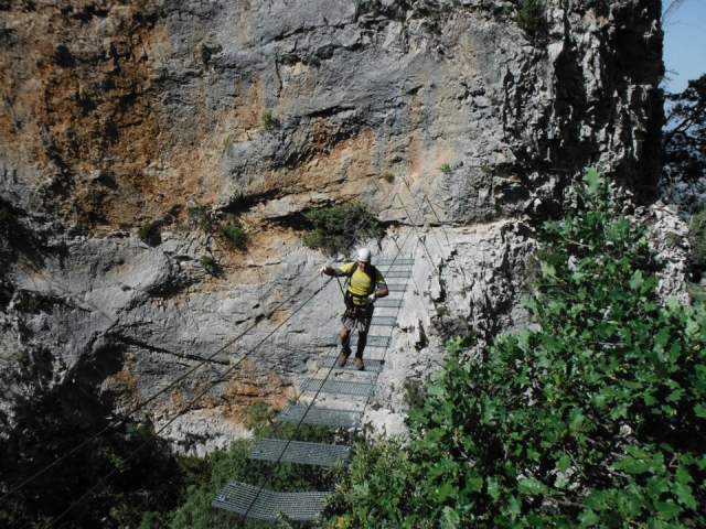  Crossing Tibetan bridges