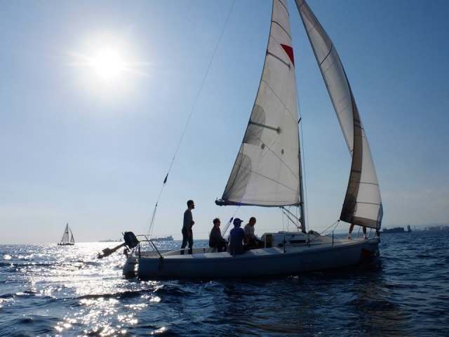Nuestro barco de vela en la costa de Barcelona